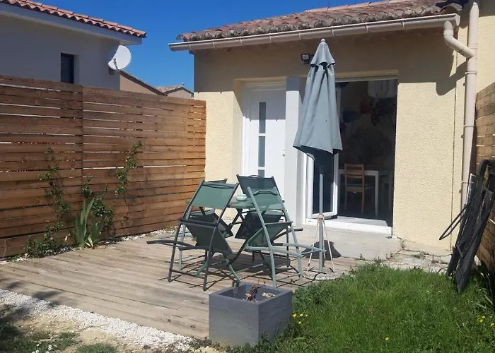 Charme Provencal - T2 Terrasse Et Piscine Estivale * Blauzac (Gard)